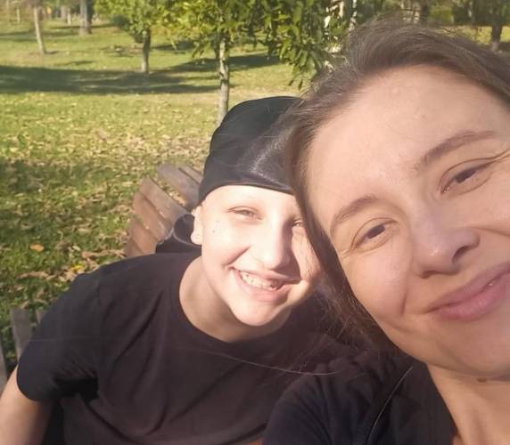 Após recidiva do Linfoma de Hodgkin e tentativas com diferentes protocolos de quimioterapia, Maria Isabela Budske, de 14 anos, precisa do medicamento Brentuximabe, não fornecido pelo SUS; família busca arrecadar cerca de R$ 168 mil para as quatro doses necessárias.