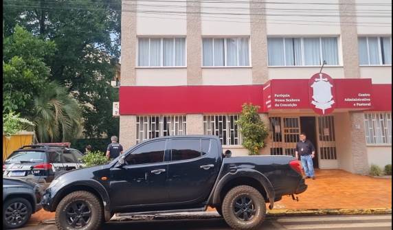 Ação ocorre no Centro Administrativo e na residência dos padres, sob comando do delegado João Vitorio Barbato