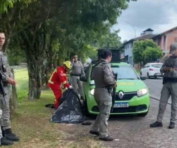 Tentativa de roubo de veículo ocorreu na tarde de sábado (14). Um dos assaltantes também foi atingido e morreu no local