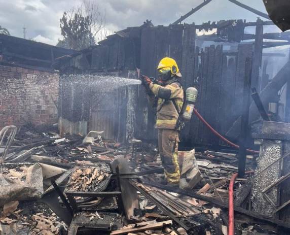 Ocorrência no bairro Cruzeiro mobilizou Bombeiros e Samu; há suspeita de incêndio criminoso