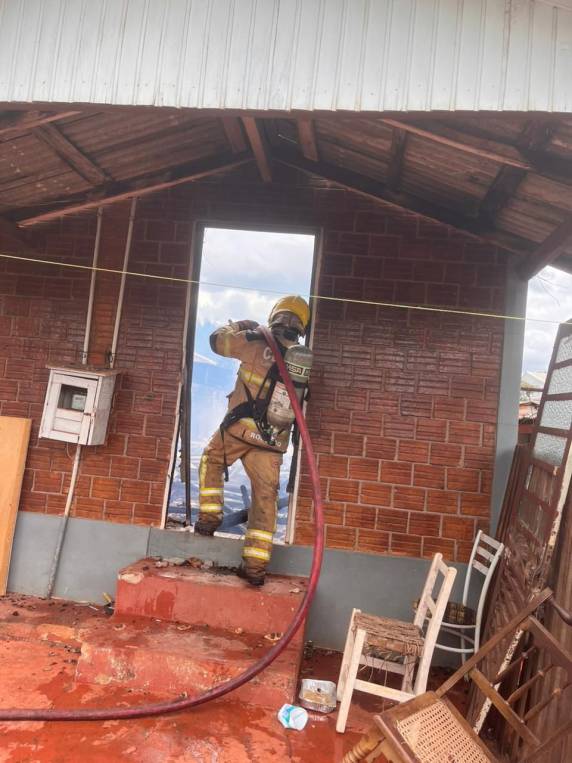 Incêndio atinge três residências e deixa quatro feridos em Santa Rosa - foto 2