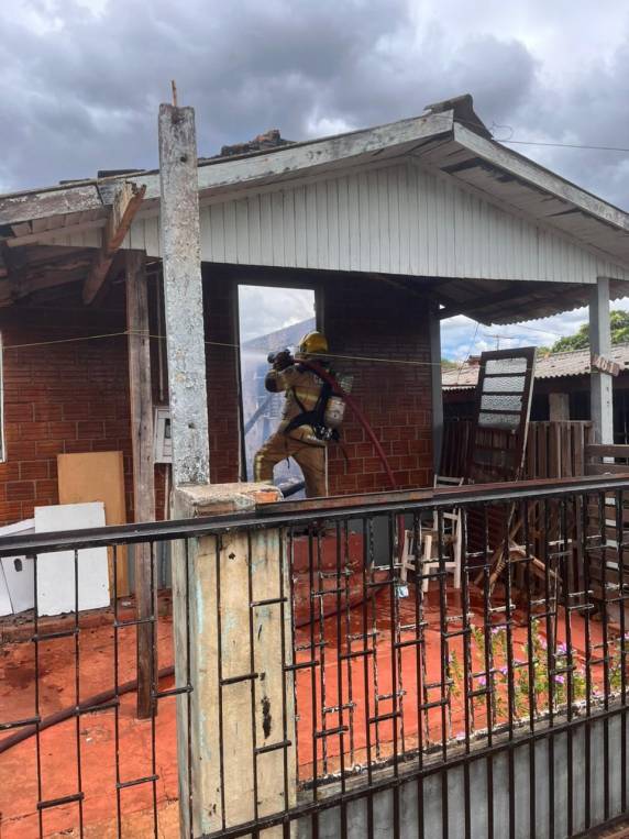 Incêndio atinge três residências e deixa quatro feridos em Santa Rosa - foto 3
