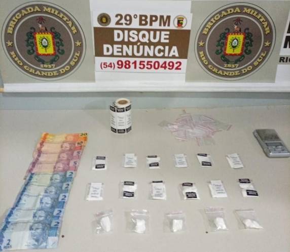 Suspeito foi flagrado com porções de cocaína, balança de precisão e dinheiro durante ação da Brigada Militar
