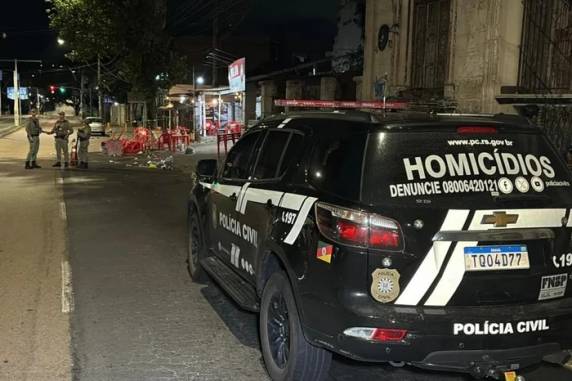 Suspeito entrou sozinho no local, fez os disparos e fugiu em um carro que o aguardava nas proximidades