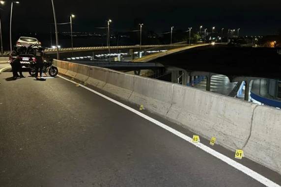 Homem perdeu o controle da moto em uma curva, bateu na mureta de proteção e foi arremessado para fora da pista