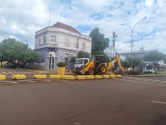 Além de novo estouro na Avenida Uruguai, problema em adutora compromete abastecimento até a noite desta segunda-feira