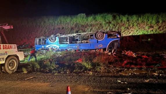 Segundo a Polícia Rodoviária Federal (PRF), o acidente ocorreu após o estouro de um dos pneus do veículo