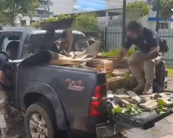 Perseguição iniciou na BR-116, em Caxias do Sul, e terminou em área rural de Farroupilha; motorista abandonou o veículo e fugiu para o matagal