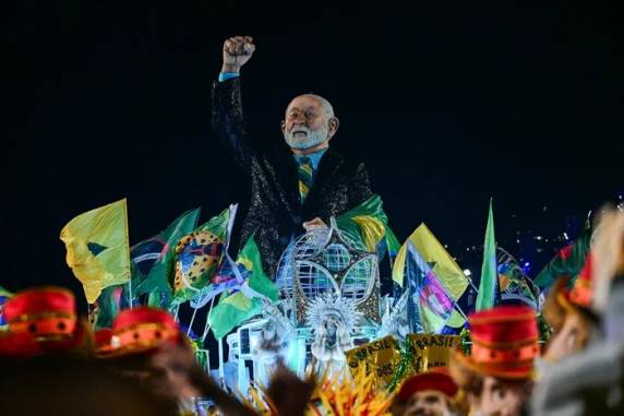 Acadêmicos de Niterói levou ao sambódromo um enredo de exaltação à trajetória de Lula, que acompanhou apresentação em um camarote