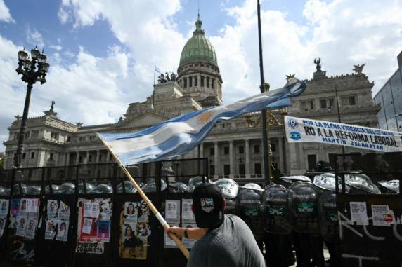 Jornada de até 12 horas, férias fracionadas e mais: entenda a reforma trabalhista proposta por Milei na Argentina - foto 2