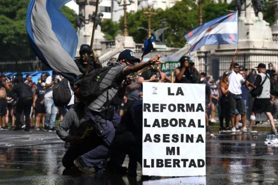 Jornada de até 12 horas, férias fracionadas e mais: entenda a reforma trabalhista proposta por Milei na Argentina - foto 3