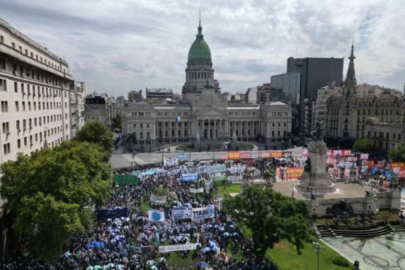 Jornada de até 12 horas, férias fracionadas e mais: entenda a reforma trabalhista proposta por Milei na Argentina - foto 5