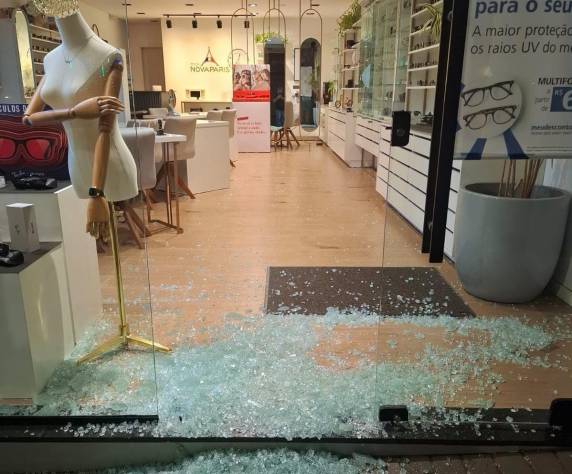 Criminoso quebrou porta de vidro com pedra e furtou joias e relógios; parte dos objetos foi recuperada