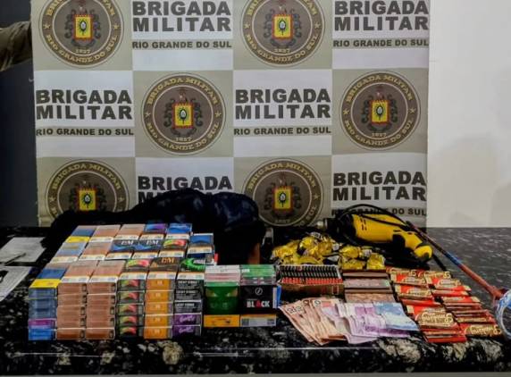Suspeito foi localizado no Bairro Fontes após análise de imagens de videomonitoramento; diversos objetos foram recuperados pela Brigada Militar