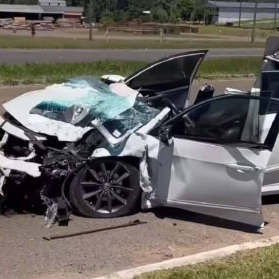 Grave acidente com três veículos interdita rodovia em Nova Hartz - foto 3