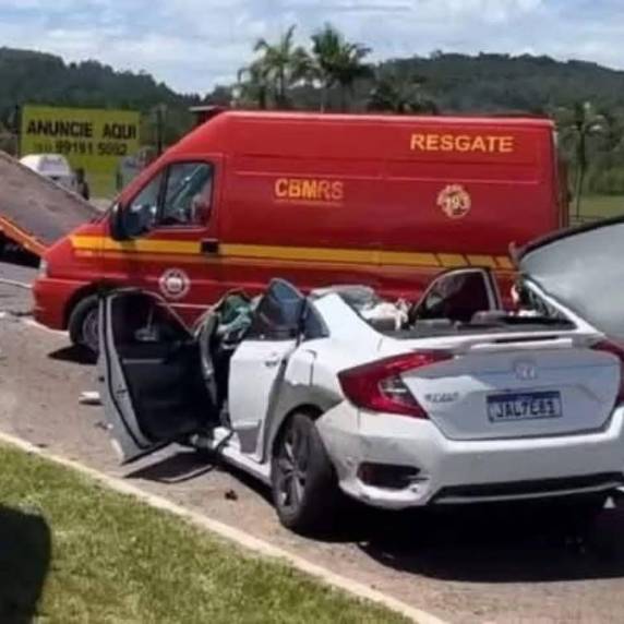 Grave acidente com três veículos interdita rodovia em Nova Hartz - foto 2