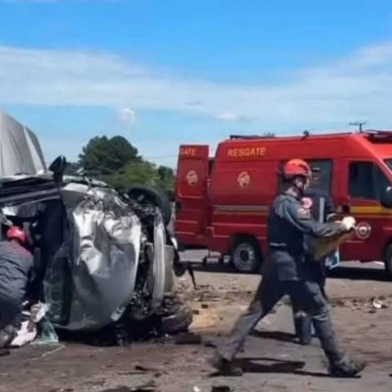 Grave acidente com três veículos interdita rodovia em Nova Hartz - foto 4