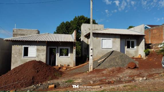 Município executa 30 unidades pelo programa A Casa é Sua, com obras em andamento em três bairros e foco em mulheres chefes de família