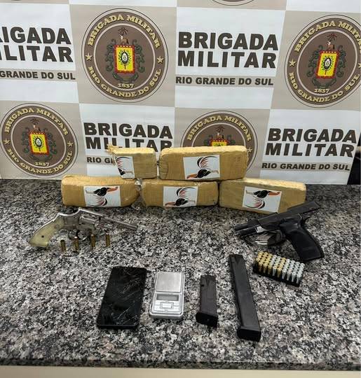 Ação ocorreu durante patrulhamento no bairro Centro Sul; armas, munições e 2 kg de maconha foram apreendidos