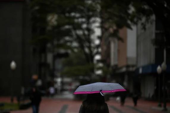 Áreas de maior atenção incluem parte do Oeste, do Centro, do Noroeste e do Norte, onde os acumulados podem ser expressivos e as rajadas de vento intensas