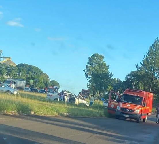 Acidente ocorreu na manhã desta quinta-feira (19) na Avenida Costa e Silva; vítimas foram encaminhadas ao Hospital de Caridade