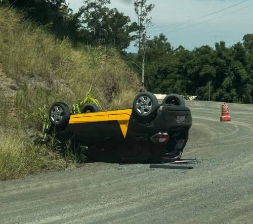 Renault Kwid saiu da pista e tombou em curva próxima à igreja de Esquina Uruguai; não há confirmação de feridos