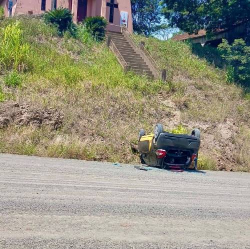 Renault Kwid saiu da pista e tombou em curva próxima à igreja de Esquina Uruguai; não há confirmação de feridos