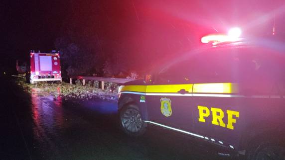 A Polícia Rodoviária Federal (PRF) mobilizou efetivos de Sarandi, Seberi e Passo Fundo, com apoio do Corpo de Bombeiros Militar e da Defesa Civil, para remover árvores e garantir a segurança nas BR-386, BR-285 e BR-158, especialmente no trecho entre Sarandi e Carazinho, um dos mais atingidos pelo temporal.