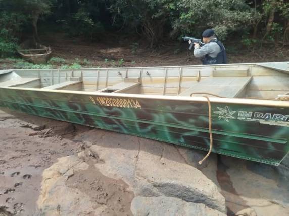 Um dos barcos estava com registro de furto desde 2020 e suspeito fugiu para área de mata ao perceber aproximação policial