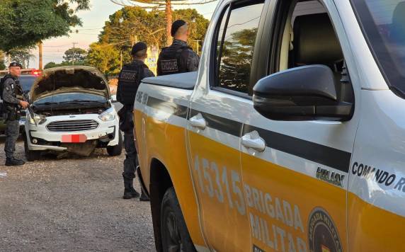 Taxista foi colocado no porta-malas e salvo após motorista de van colidir contra o carro na ERS-324; criminosos fugiram a pé e são procurados pela polícia.