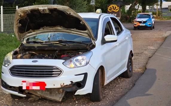 Taxista foi colocado no porta-malas e salvo após motorista de van colidir contra o carro na ERS-324; criminosos fugiram a pé e são procurados pela polícia.