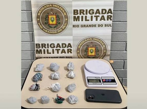 Força Tática do 7º BPM apreendeu porções de maconha, balança de precisão e celular durante a ação
