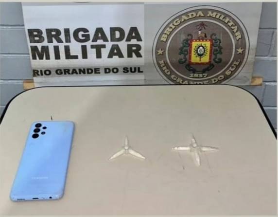 Homem tentou fugir da abordagem da Força Tática do 7º BPM e estava com porções de cocaína; ele também era considerado foragido da Justiça