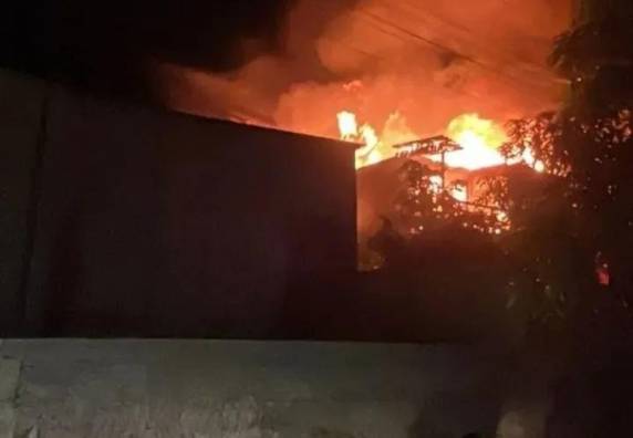 Casa localizada nas proximidades da Escola Águia de Haia foi atingida pelo fogo; não houve vítimas