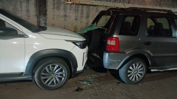 Motorista embriagado provoca colisão com veículos estacionados na rua Teixeira Soares, em Passo Fundo - foto 2
