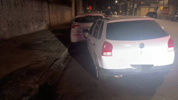 Motorista embriagado provoca colisão com veículos estacionados na rua Teixeira Soares, em Passo Fundo - foto 3