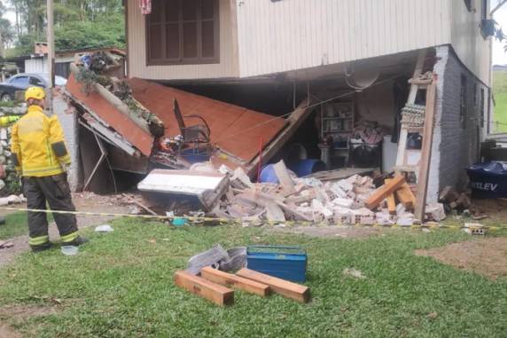 Ele estava manobrando o veículo quando bateu na casa em que reside. A colisão fez com que uma laje desabasse em cima dele