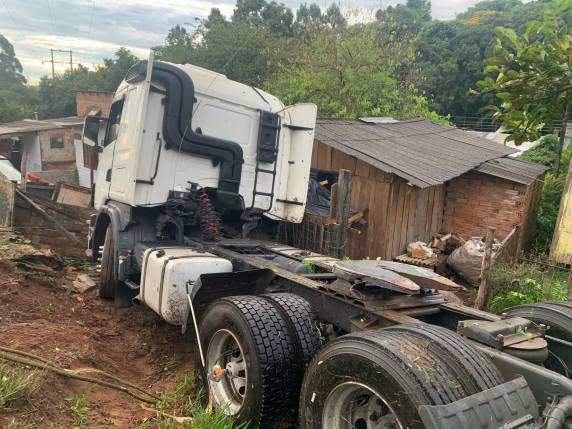 Caminhão tomba fora da pista após desvio para evitar colisão na Perimetral Sul - foto 3