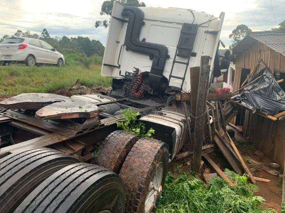 Caminhão tomba fora da pista após desvio para evitar colisão na Perimetral Sul - foto 2
