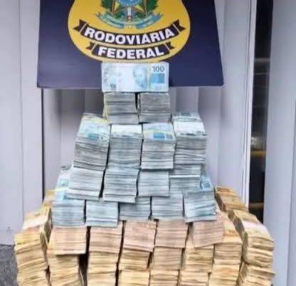 PRF apreende cerca de R$ 2 milhões escondidos em veículo na BR-101 e motorista é detido para investigação da origem do dinheiro.