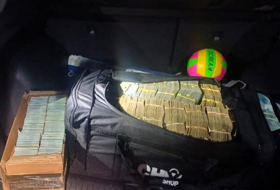 PRF apreende cerca de R$ 2 milhões escondidos em veículo na BR-101 e motorista é detido para investigação da origem do dinheiro.