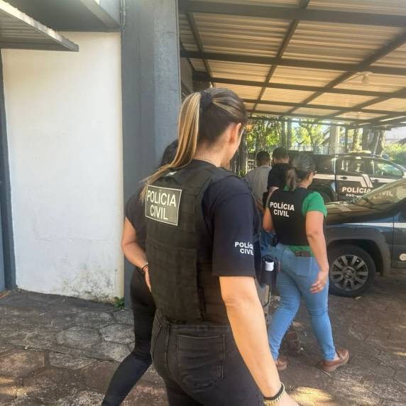Operação integrada da Polícia Civil e da Brigada Militar, com apoio do 14º BPM, prende casal suspeito de furtos em propriedades rurais de São Luiz Gonzaga e Rolador; arma de fogo, objetos furtados e motocicleta utilizada nos crimes foram apreendidos.