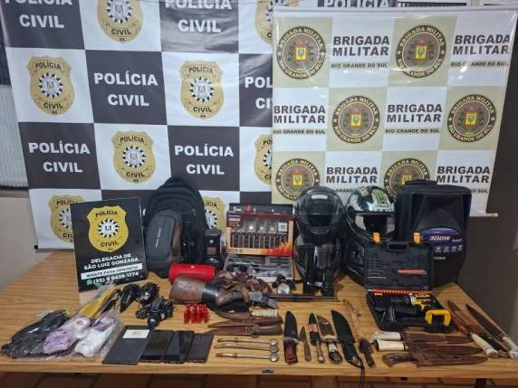 Operação integrada da Polícia Civil e da Brigada Militar, com apoio do 14º BPM, prende casal suspeito de furtos em propriedades rurais de São Luiz Gonzaga e Rolador; arma de fogo, objetos furtados e motocicleta utilizada nos crimes foram apreendidos.