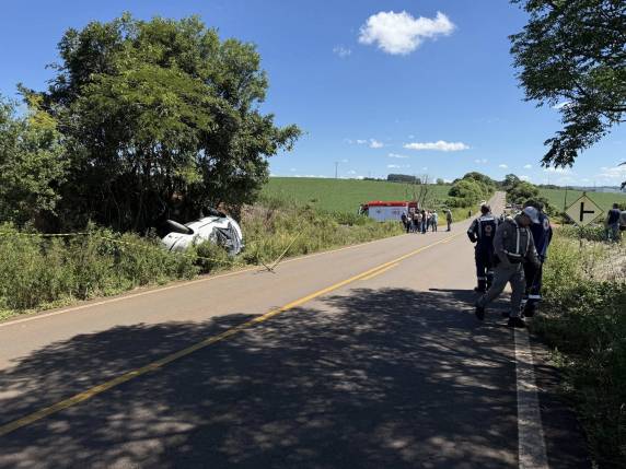 Motorista de 22 anos perdeu o controle do veículo e saiu da pista na tarde desta sexta-feira (27)