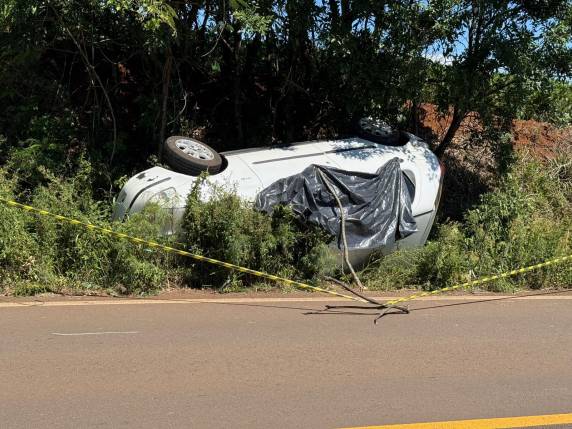 Motorista de 22 anos perdeu o controle do veículo e saiu da pista na tarde desta sexta-feira (27)
