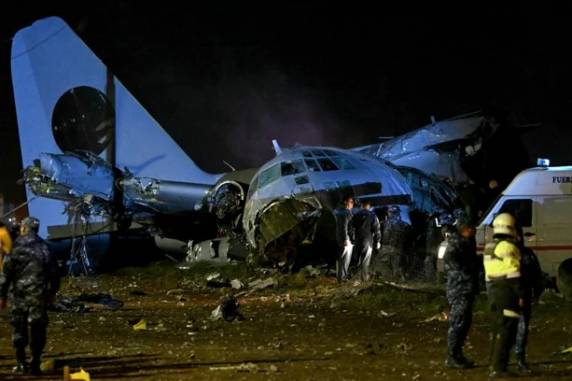 A aeronave da Força Aérea do país atingiu áreas próximas à pista e colidiu com veículos que trafegavam por uma avenida próxima ao terminal