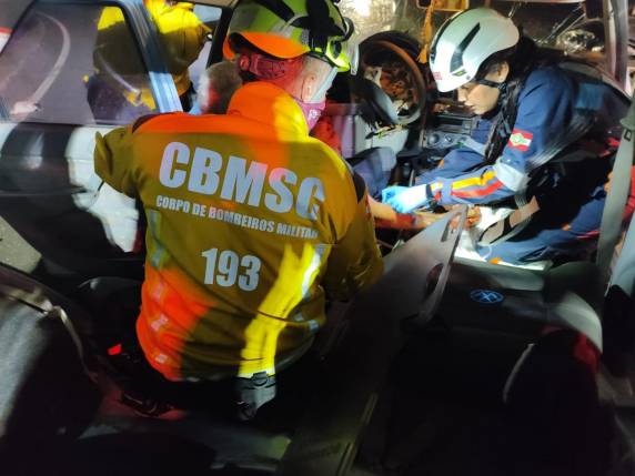 Colisão entre BMW e Gol deixa homem ferido em Caxambu do Sul - foto 2