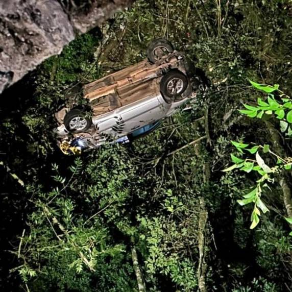 Saída de pista termina com veículo despencando de ponte na ERS-446, em Carlos Barbosa - foto 3