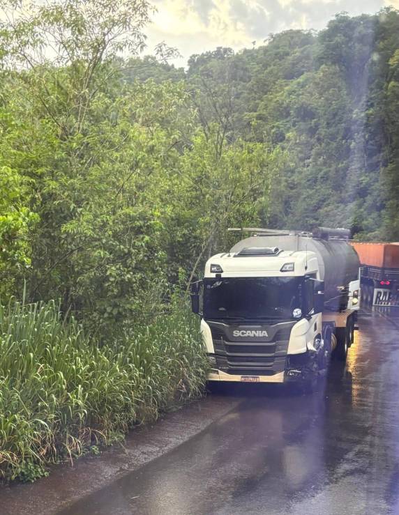 Colisão ocorreu próximo à ponte sobre o Rio Turvo; trânsito apresenta lentidão e chove na região