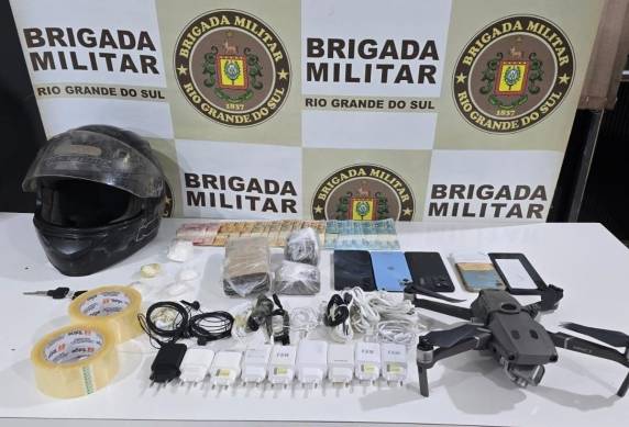 Suspeitos foram detidos pela Força Tática do 14º BPM após tentativa de fuga; drogas, dinheiro, celulares, drone e motocicleta foram apreendidos.